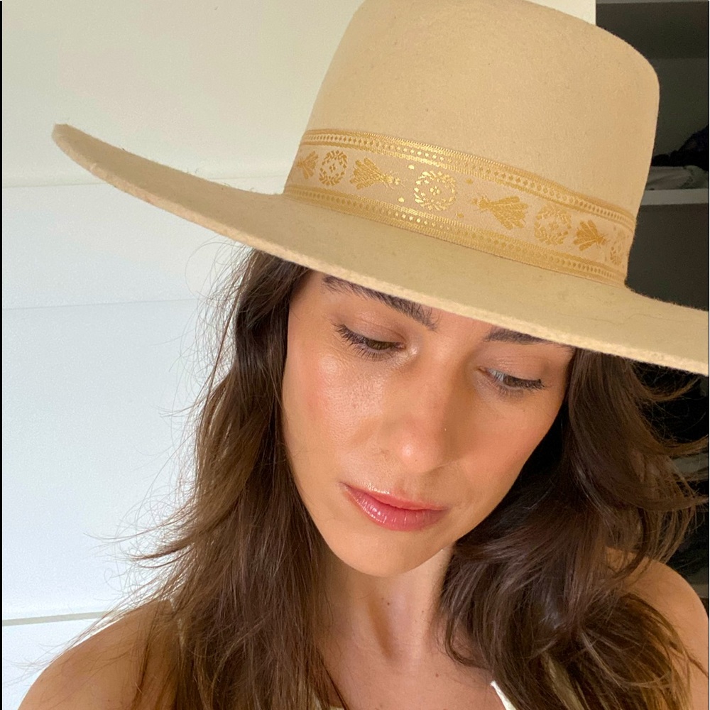 Lack of color wide brim hat